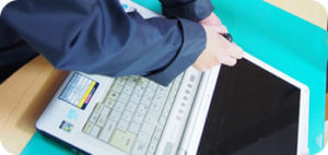 小山市パソコンサポート-ESPRIMO-D588/BWモニタが大きく表示されてしまう